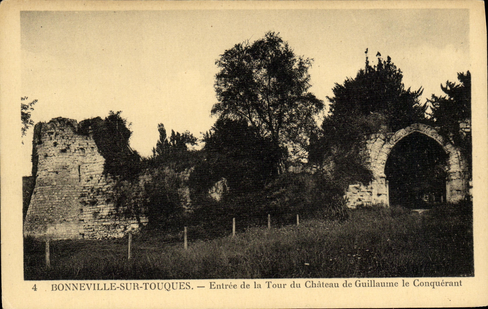 Bonneville-sur-Touques — Entrée de la Tour du Château de Guillaume le Conquérant — Édition Librairie Mabrunot, Touques