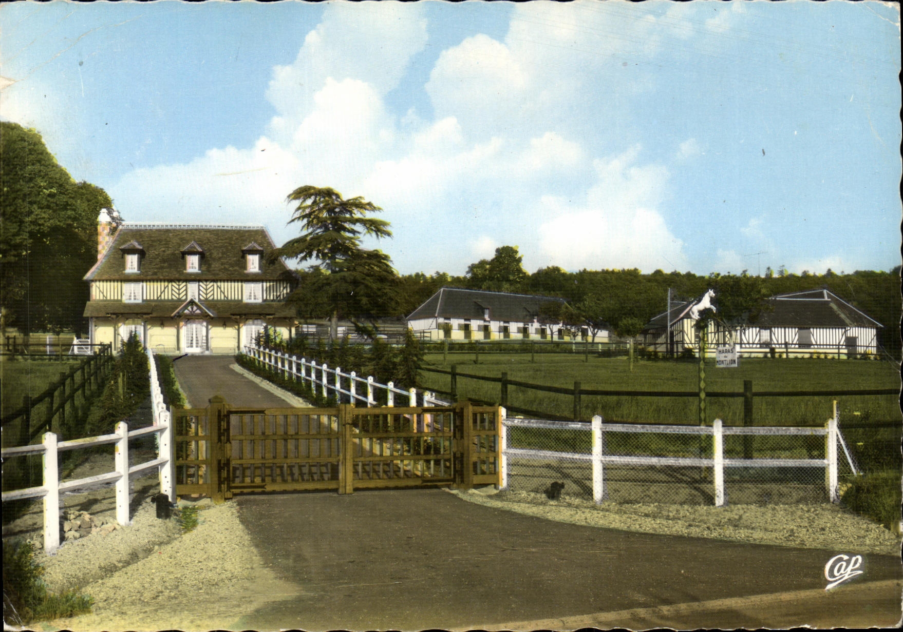 CPM En Normandie Le Breuil en Auge Manoir Normand Haras du Montlion
