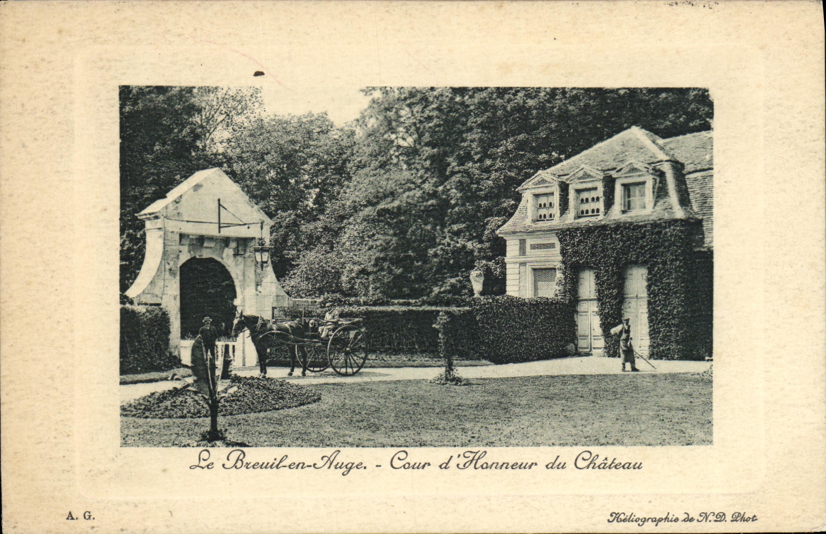 CPA Le Breuil en Auge Cour d Honneur du Chateau Caleche Cheval