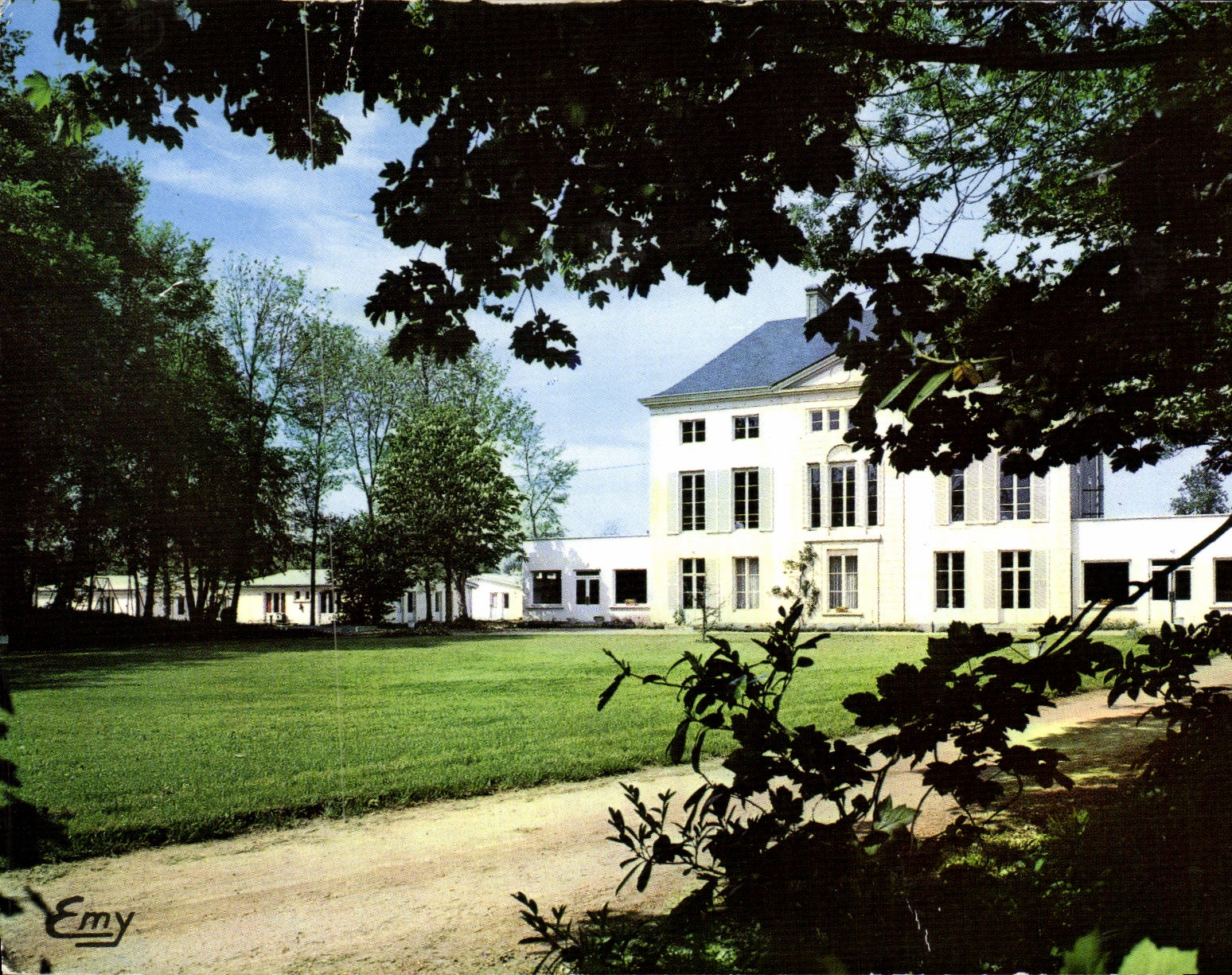 Château de Breville-les-Monts — vue encadrée par les feuillages — éditeur Emy
