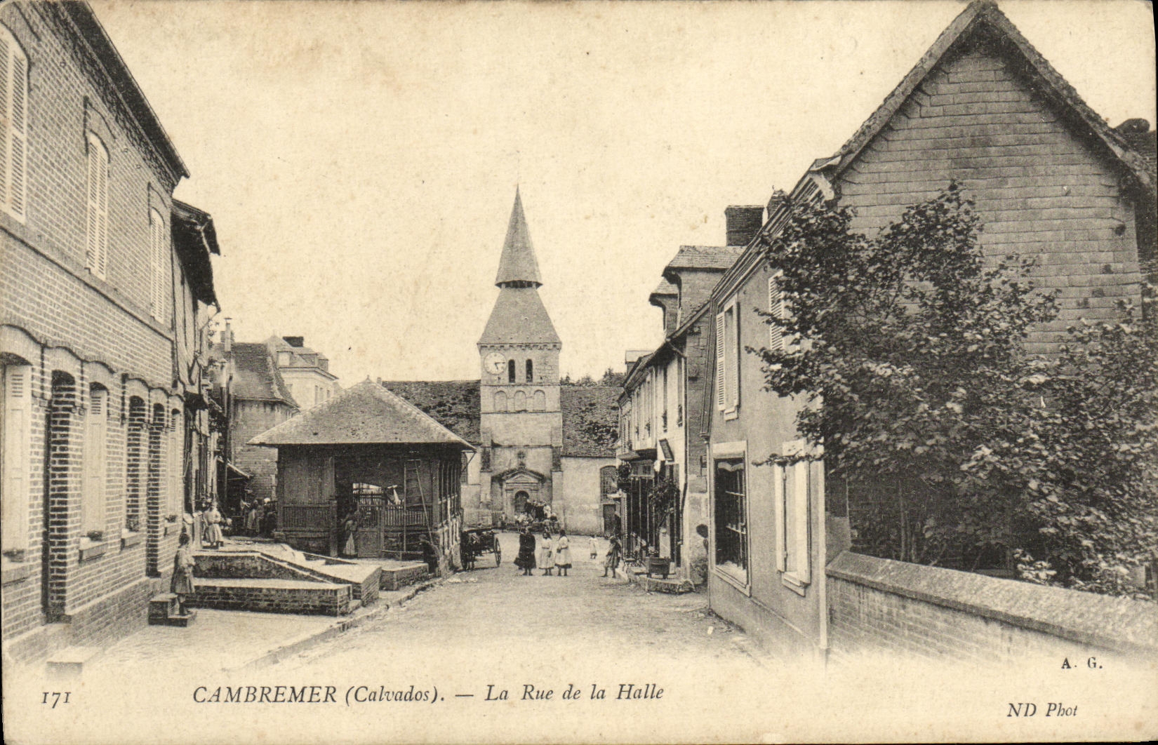 Cambremé (Calvados) — La Rue de la Halle — A.G. Phot.