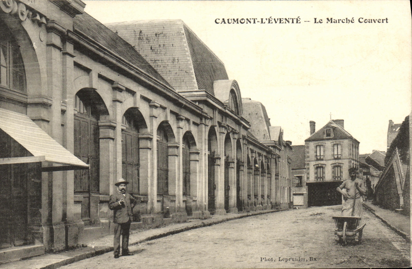 Caumont-l'Éventé — Le Marché Couvert — Phot. Leprunier, Bx - Anverso