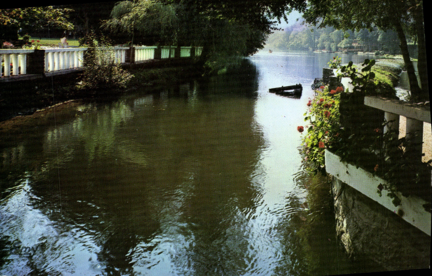 Le Vey — Vue du canal bordé de balustrades et de fleurs — Éditions Normandes de GOUBET (Calvados)