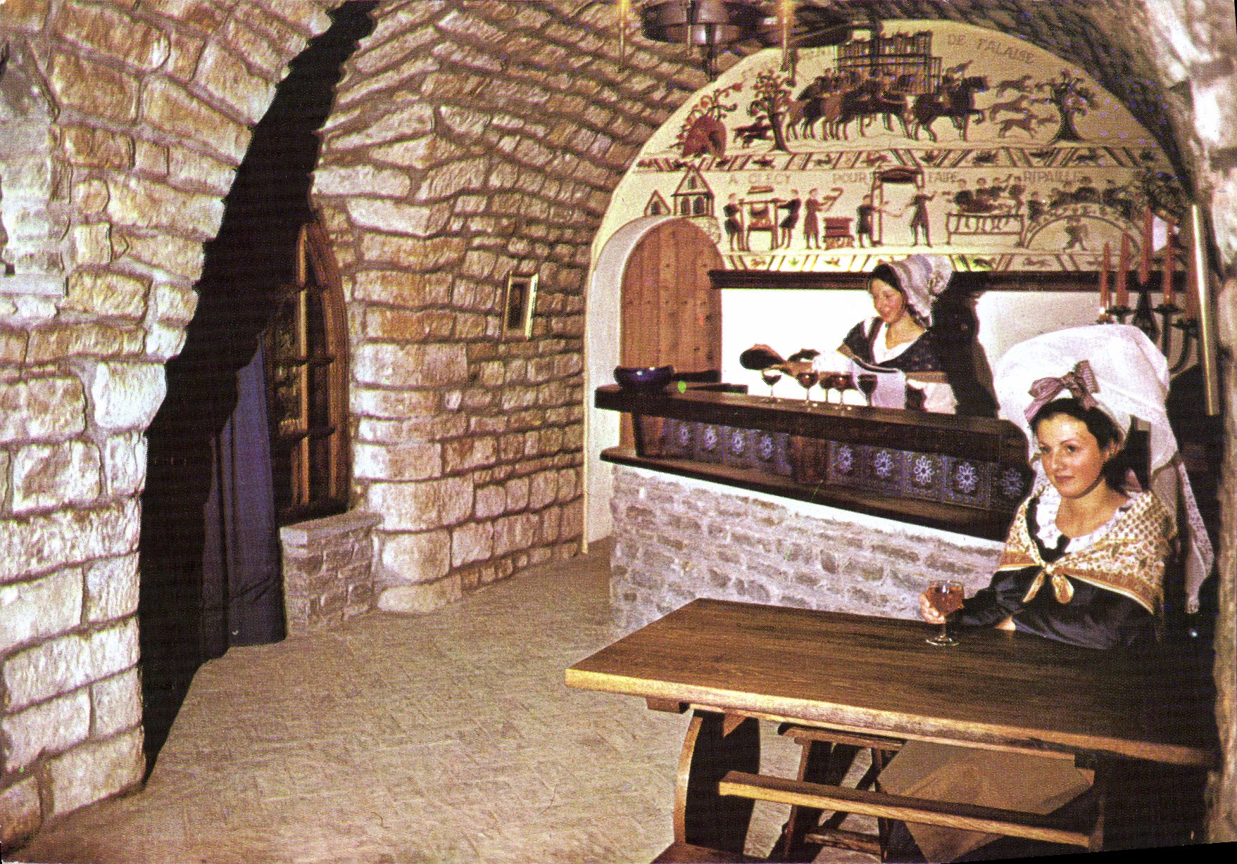 Intérieur du Musée du Chemin de Fer miniature à Bagnoles-de-l'Orne — scène de cave à vin — éditeur Propriété Tres CRUE