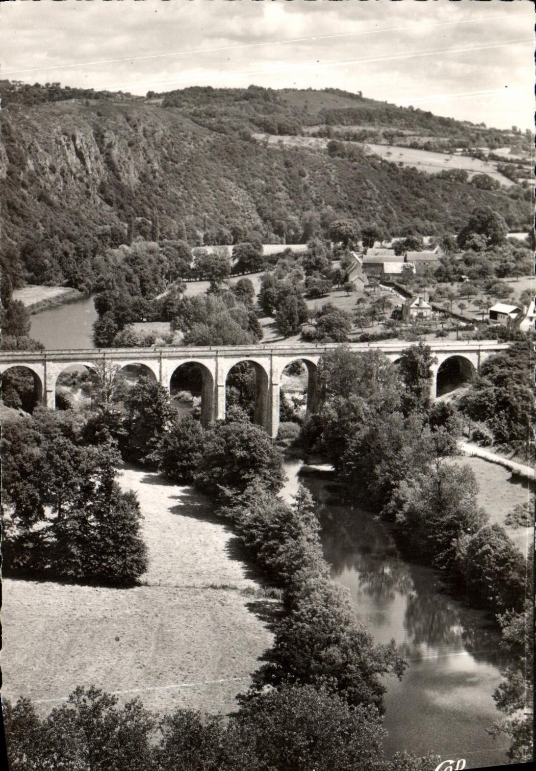 Viaduc sur la Vallée de l'Orne — La Vallée de l'Orne — CLECY — Arts Photomécanique, Le Lefler, Paris