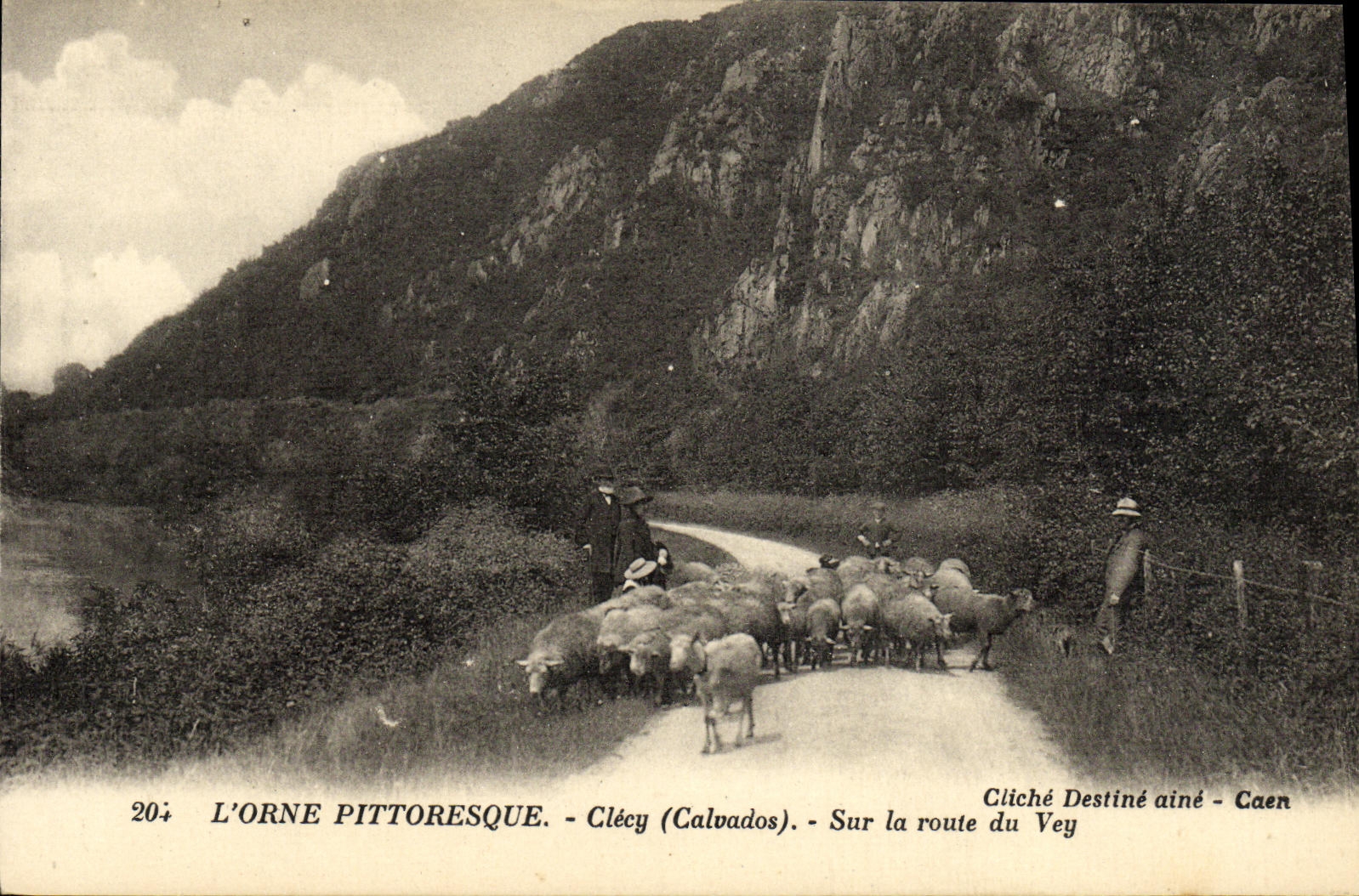 L'ORNE PITTORESQUE - Clécy (Calvados) - Sur la route du Vey