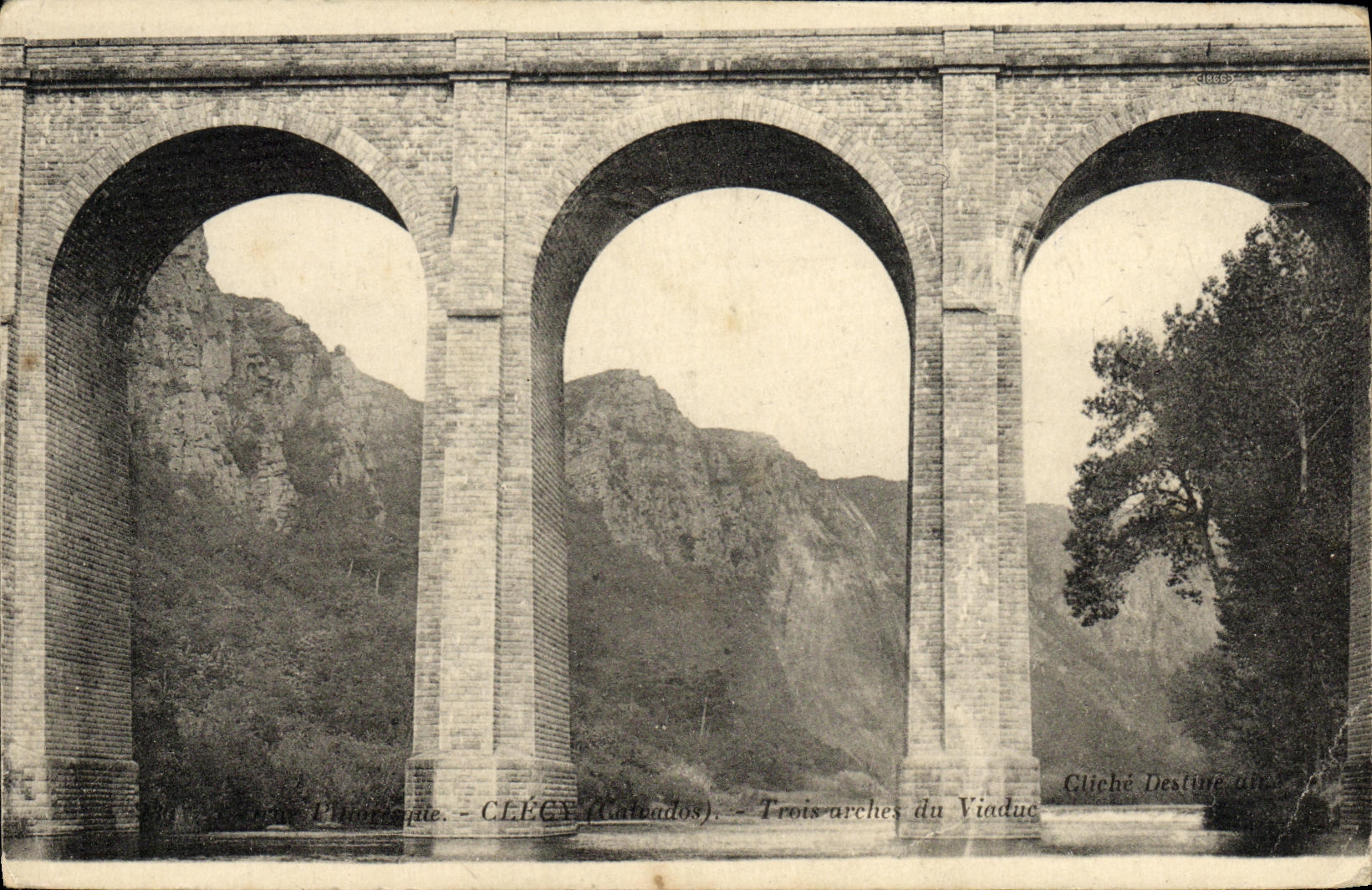 Drei Bögen des Viadukts — CLEÉGY (Caleados) — Cliché Desture