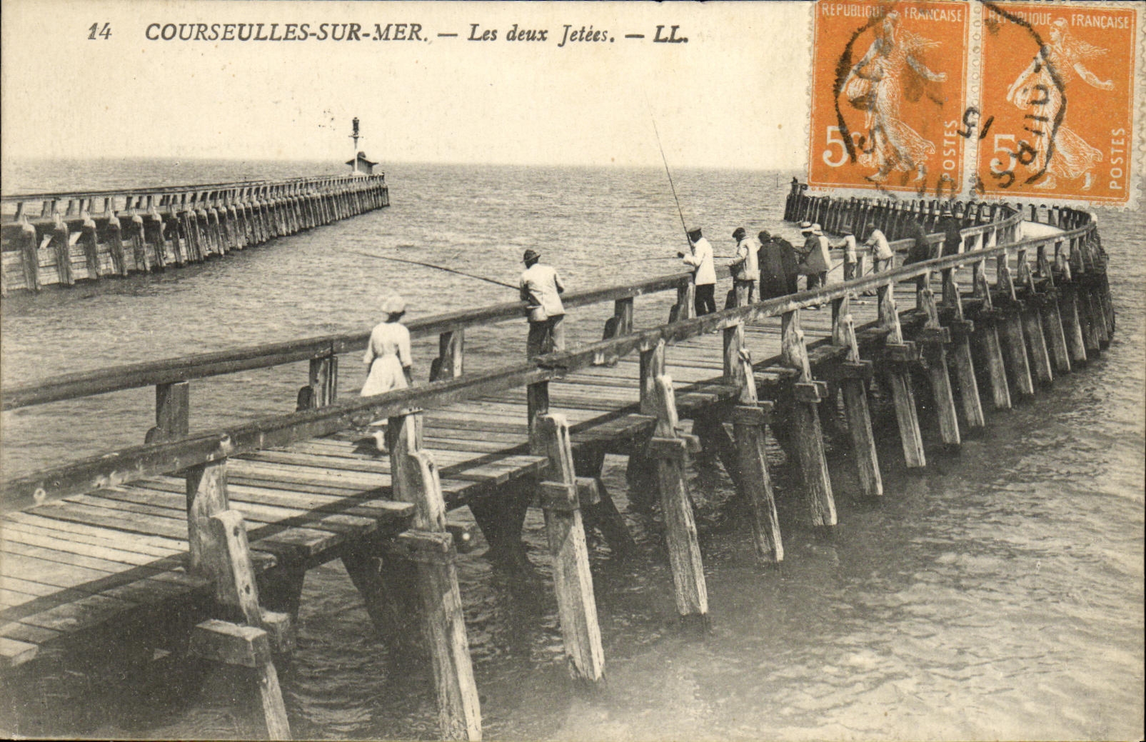 Courseulles-sur-Mer — Les deux Jetées — LL.