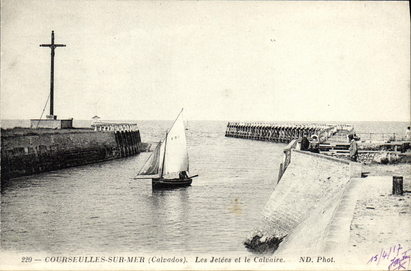 CPA Courseulles Sur Mer La jetee Bateau