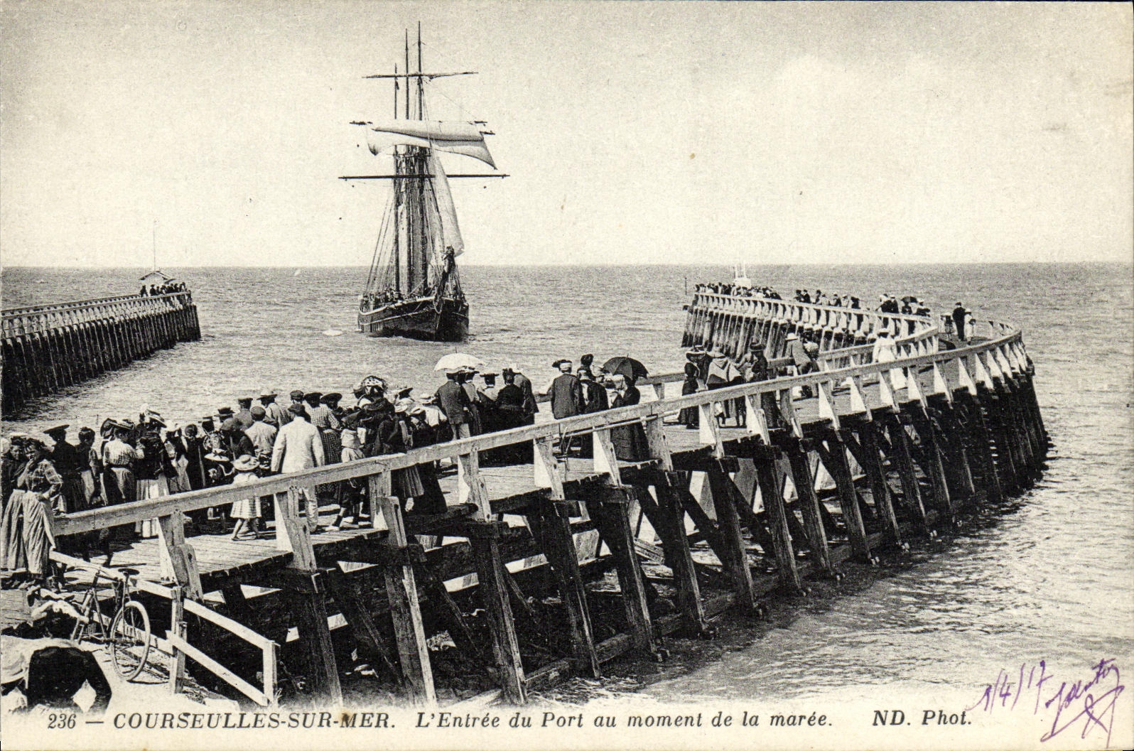 COURSEULLES-SUR-MER — L'Entrée du Port au moment de la marée — ND. Phot. n°236