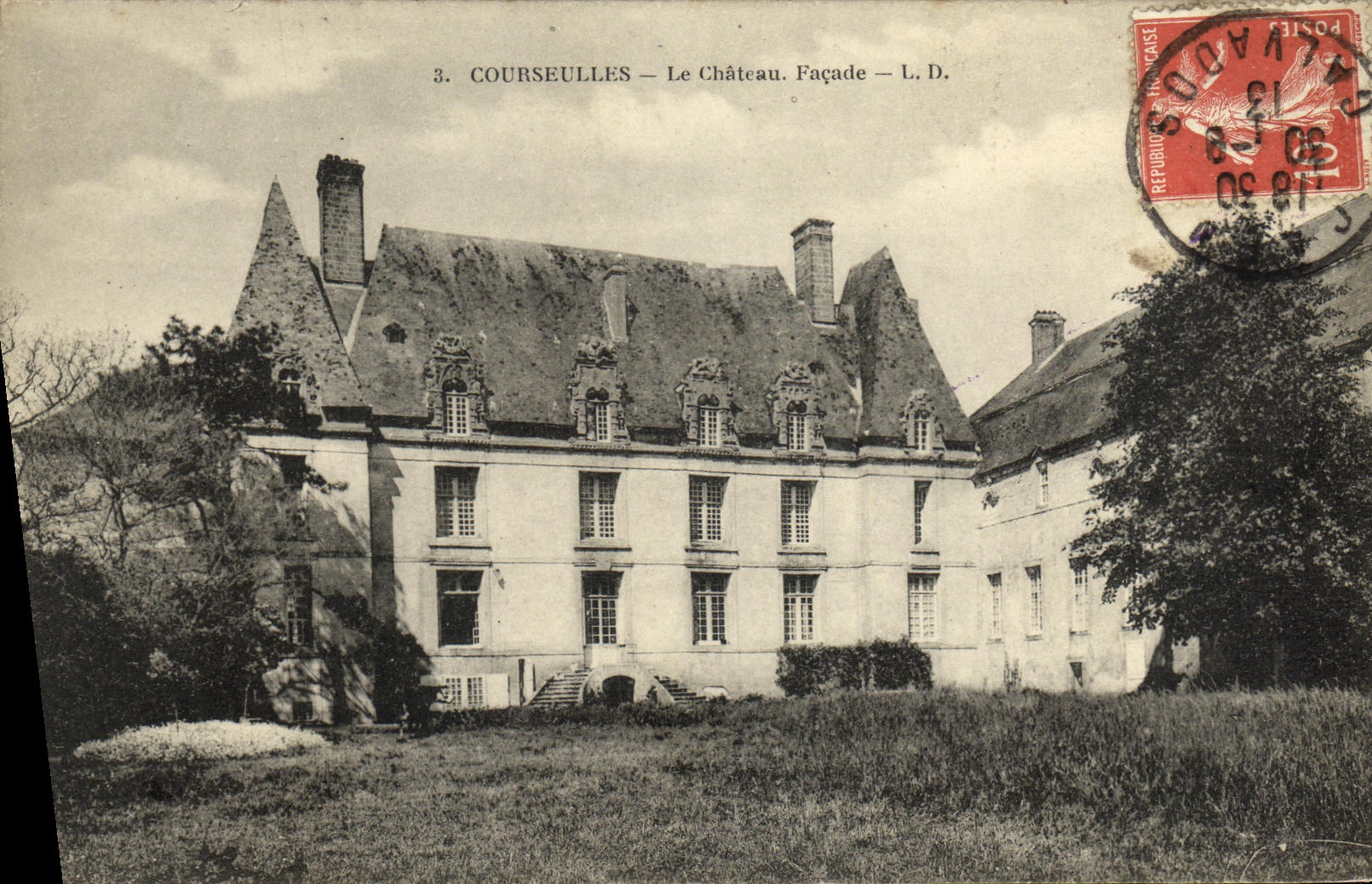 Courseulles — Le Château. Façade — L. D.