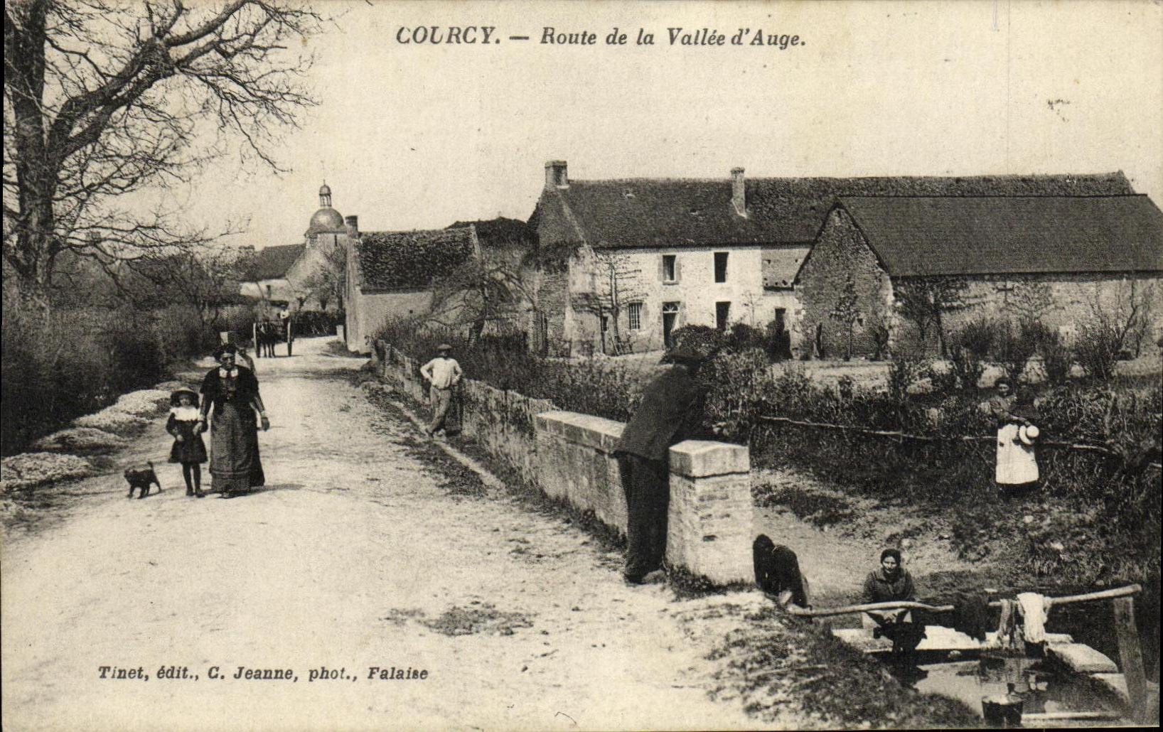 CPA Courcy route de la Vallee d Auge Lavoir Lavandieres 
