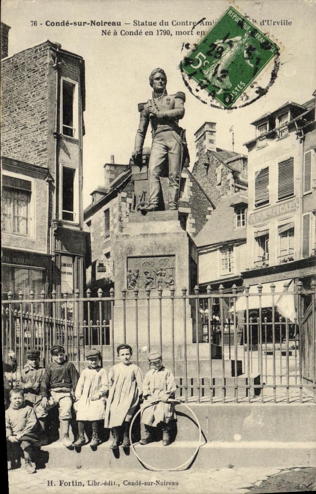 CPA Conde Sur Noireau Statue du Comte Dumont d Urville Enfants 