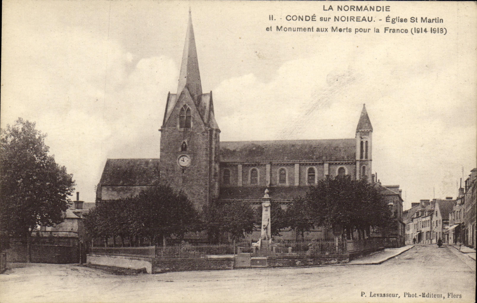 Condé-sur-Noireau — Église Saint-Martin et Monument aux Morts pour la France (1914-1918) — P. Levasseur, Phot-Éditeur, Flers