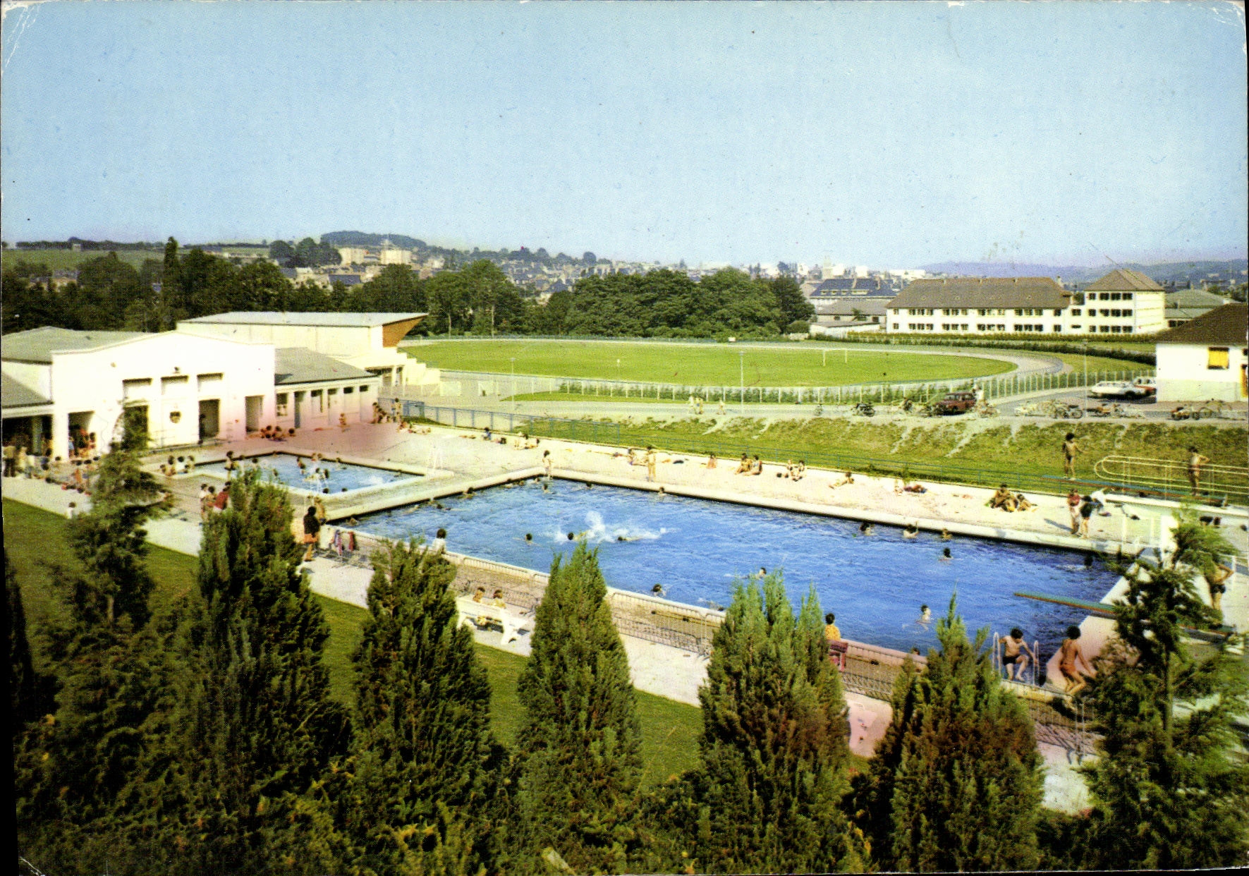 Piscine et stade — Conde-sur-Noireau (14) — CAP-Théodac Éditions Réunies
