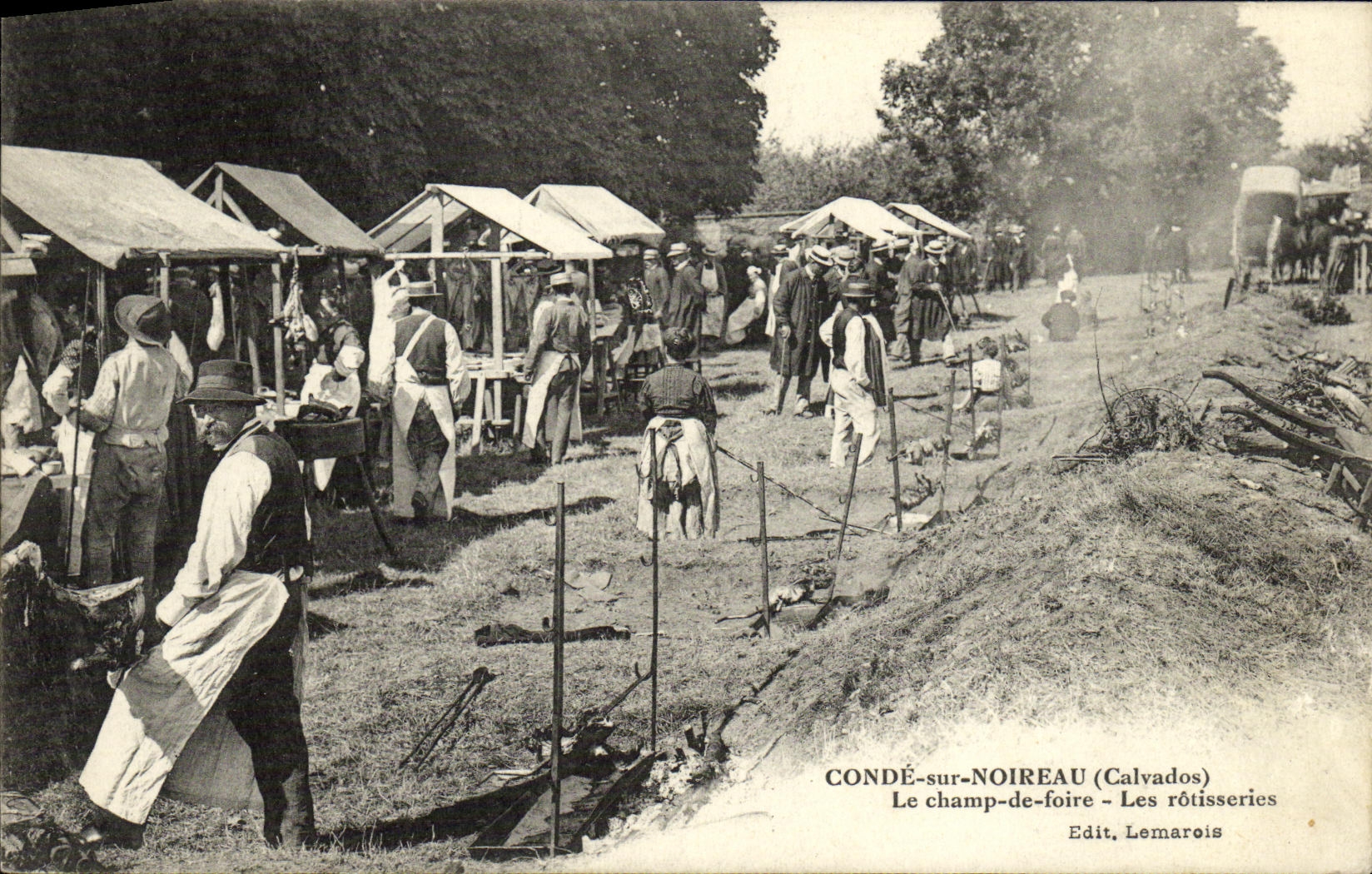 CONDÉ-sur-NOIREAU (Calvados) — Le champ-de-foire - Les rôtisseries — Edit. Lemarois