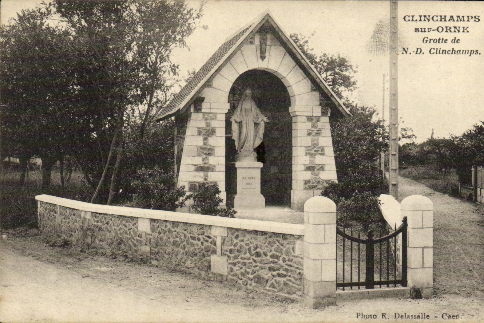 Clinchamps-sur-Orne — Grotte Notre-Dame Clinchamps — Foto R. Delassalle - Caen