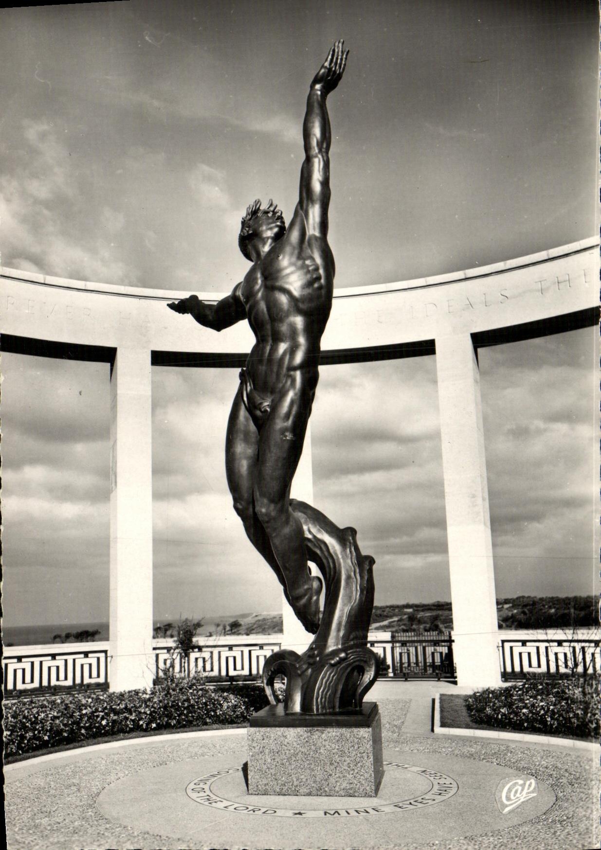 Statue du Mémorial Américain de Normandie — Cimetière de Normandie — C° des Arts Photomécaniques, Paris