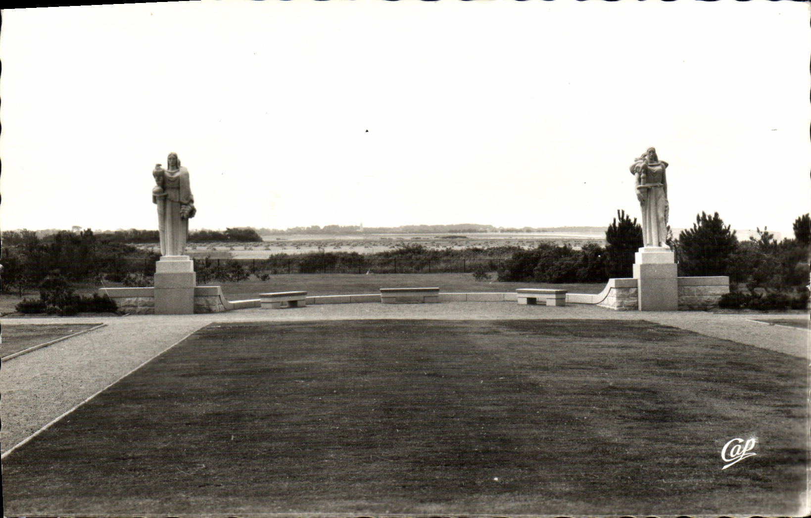 Colleville - Statues du Cimetière Américain — érigé par les soins de : The American Battle Monuments Commission