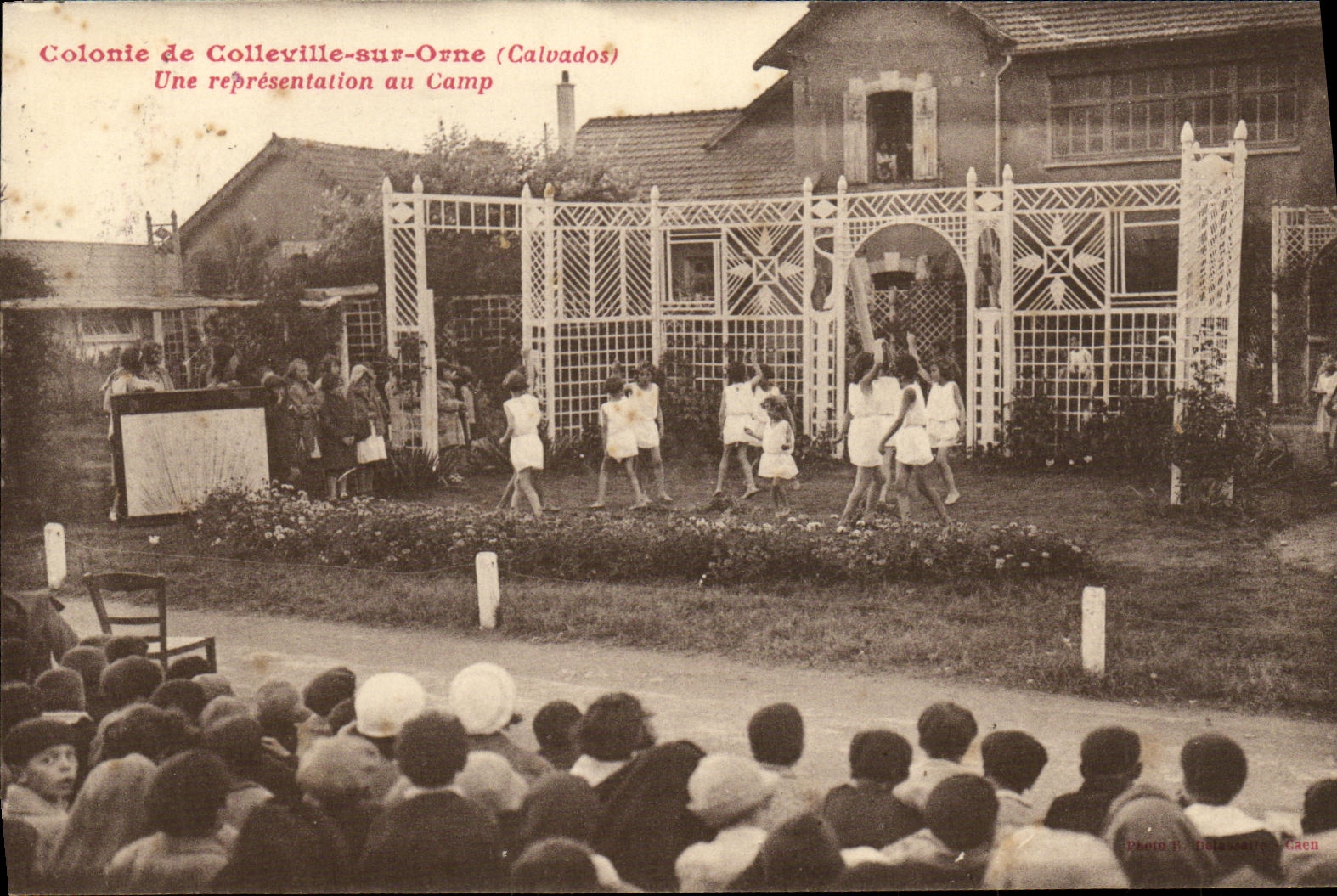 Colleville-sur-Orne (Calvados) — Une représentation au Camp — Photo J. Hillairet, Caen