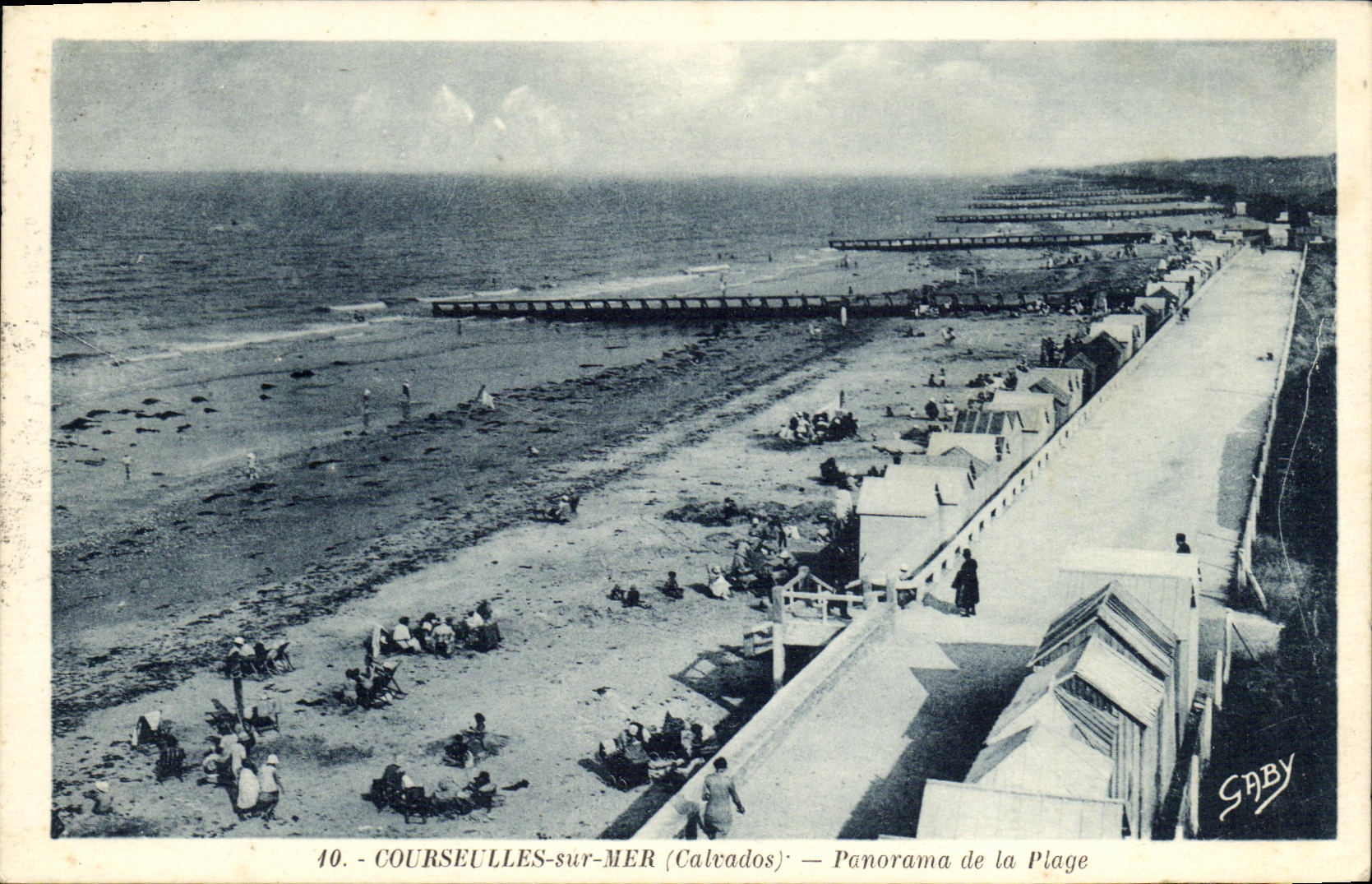 COURSEULLES-sur-MER (Calvados) — Panorama de la Plage — Gaby