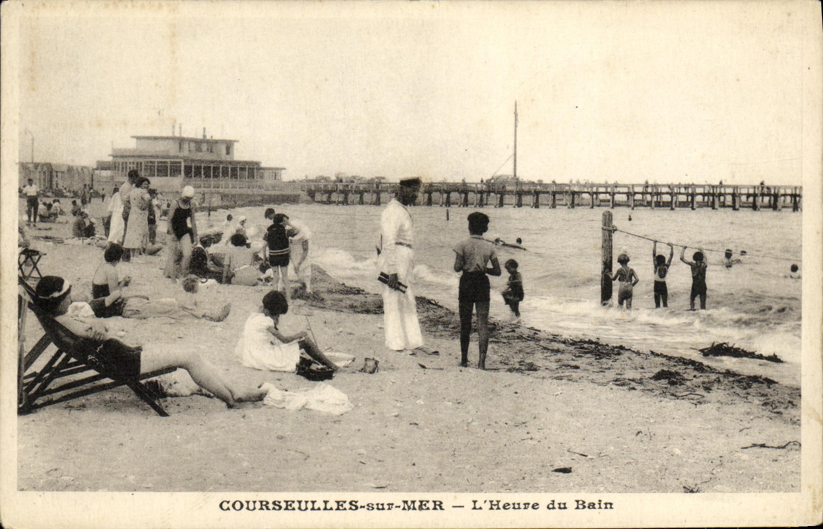 COURSEULLES-sur-MER — L'Heure du Bain — Éditeur non identifié, n° de série non visible