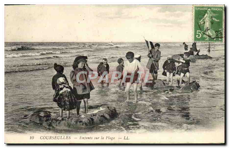 COURSEULLES — Enfants sur la Plage — LL. N°10