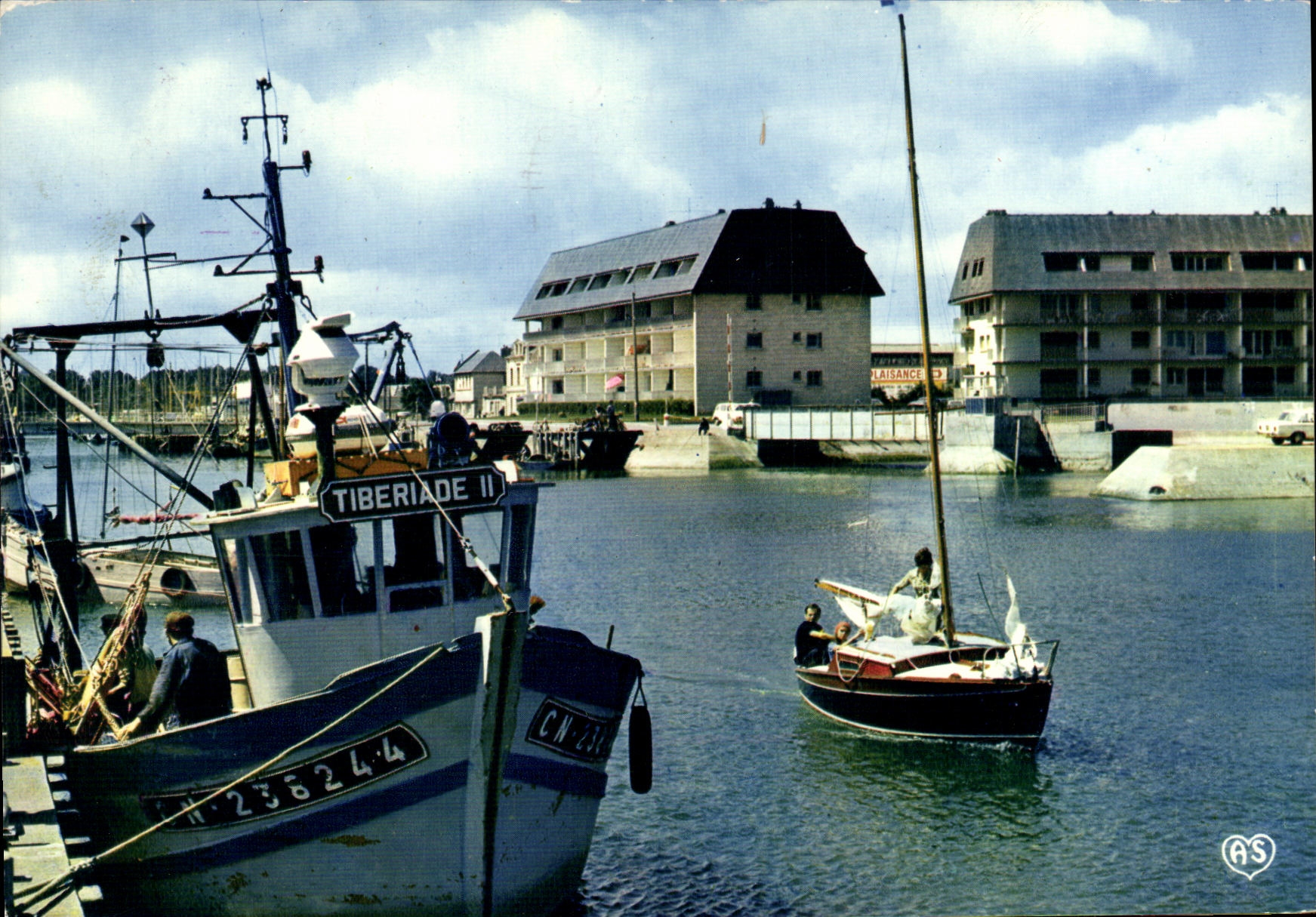 Port de Courseulles-sur-Mer — vue de bateaux et bâtiments — AS Éditeurs
