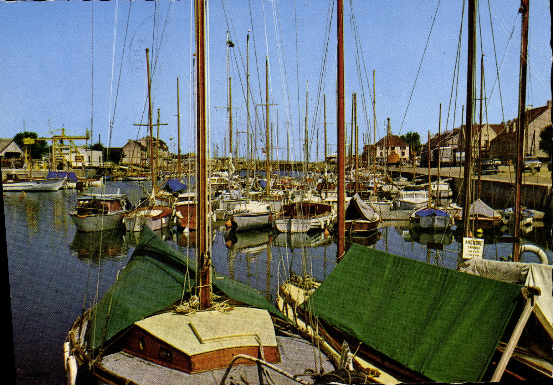 Port d'Aveneldre — vue du port avec nombreux voiliers — Éditions La Rouge