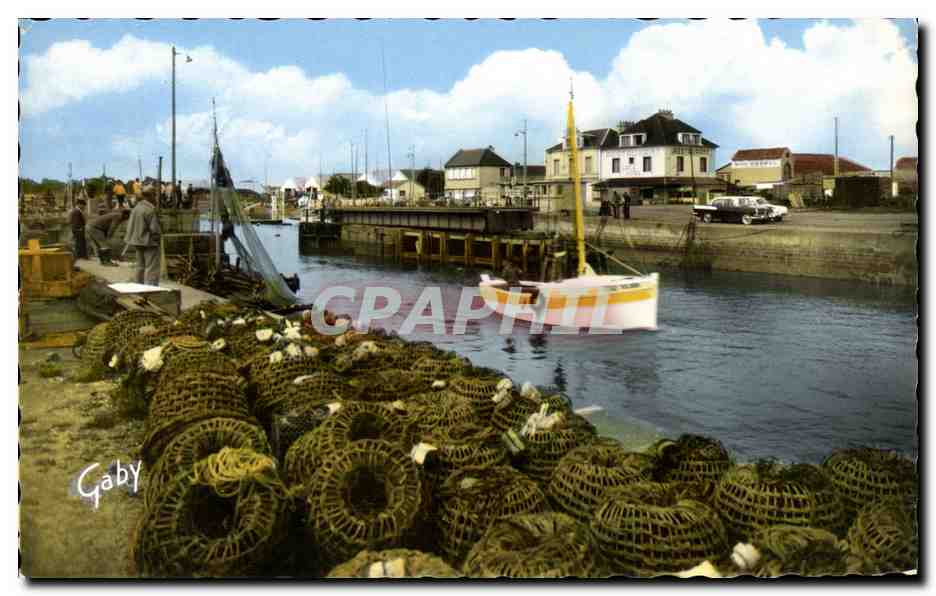 Port de Courseulles-sur-Mer — vue du quai avec cages à homards et bateau — Gaby, Éditions Gaby, Nantes