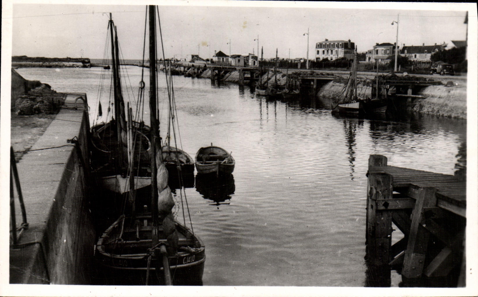 CPA Courseulles Sur Mer Avant Port Bateaux