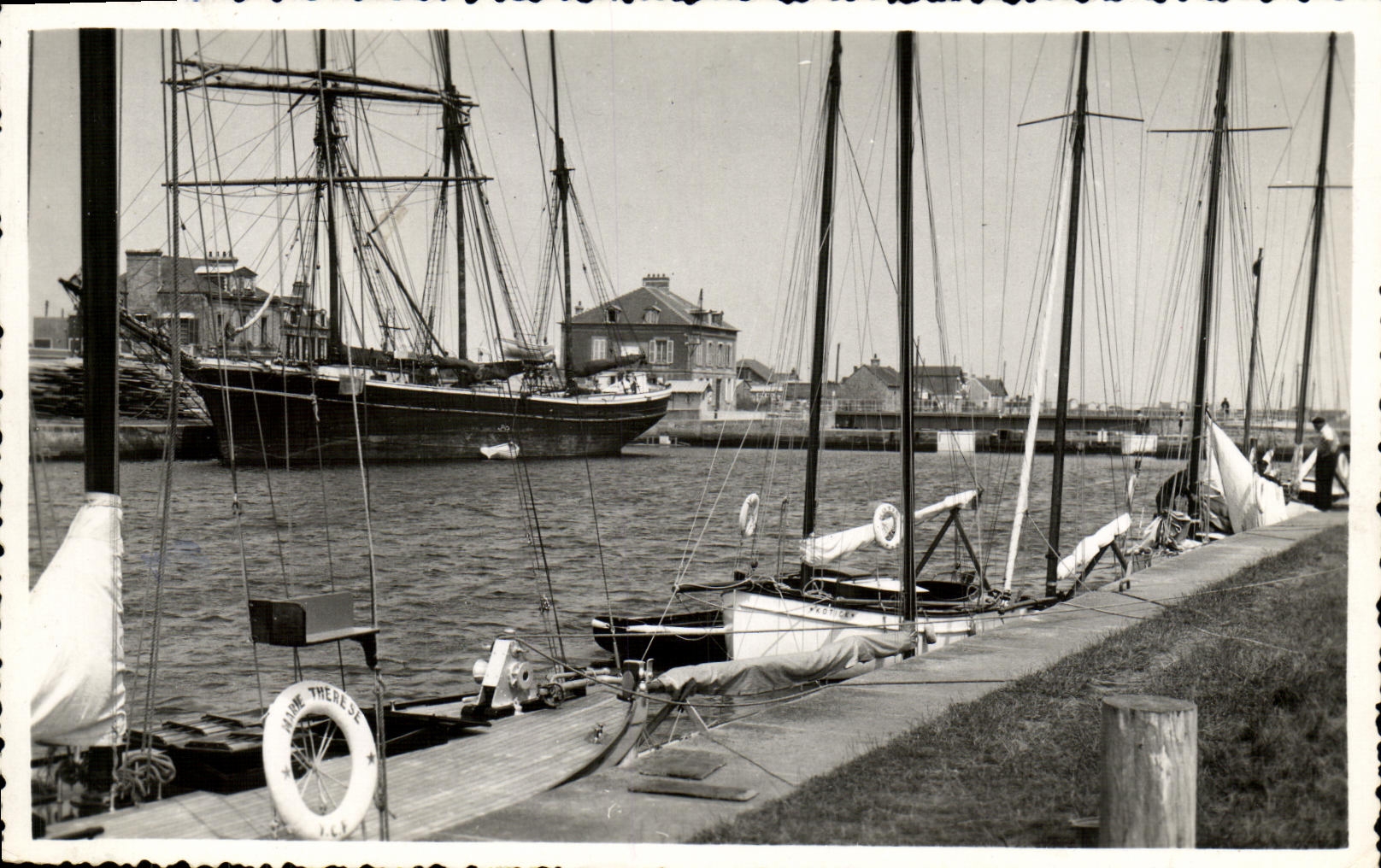 Port de Courseulles-sur-Mer — S.M. Calvados et voiliers — éditeur Isambert