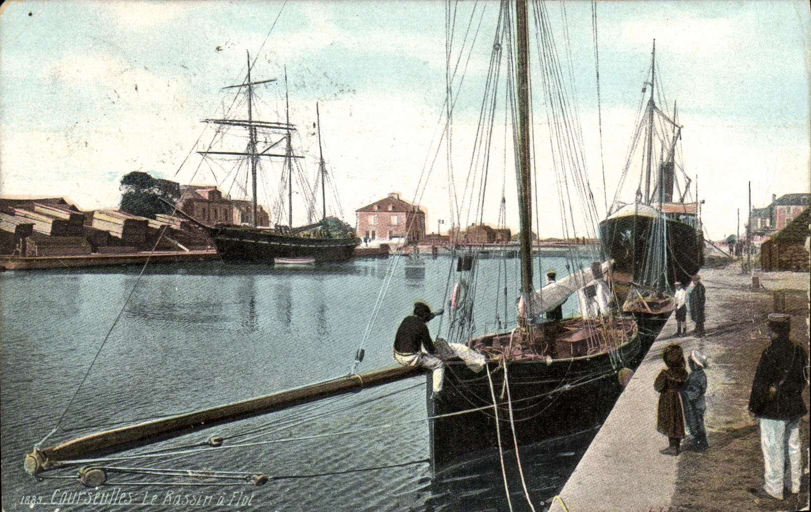 CPA Courseulles Sur Mer Le bassin a flot Bateaux 