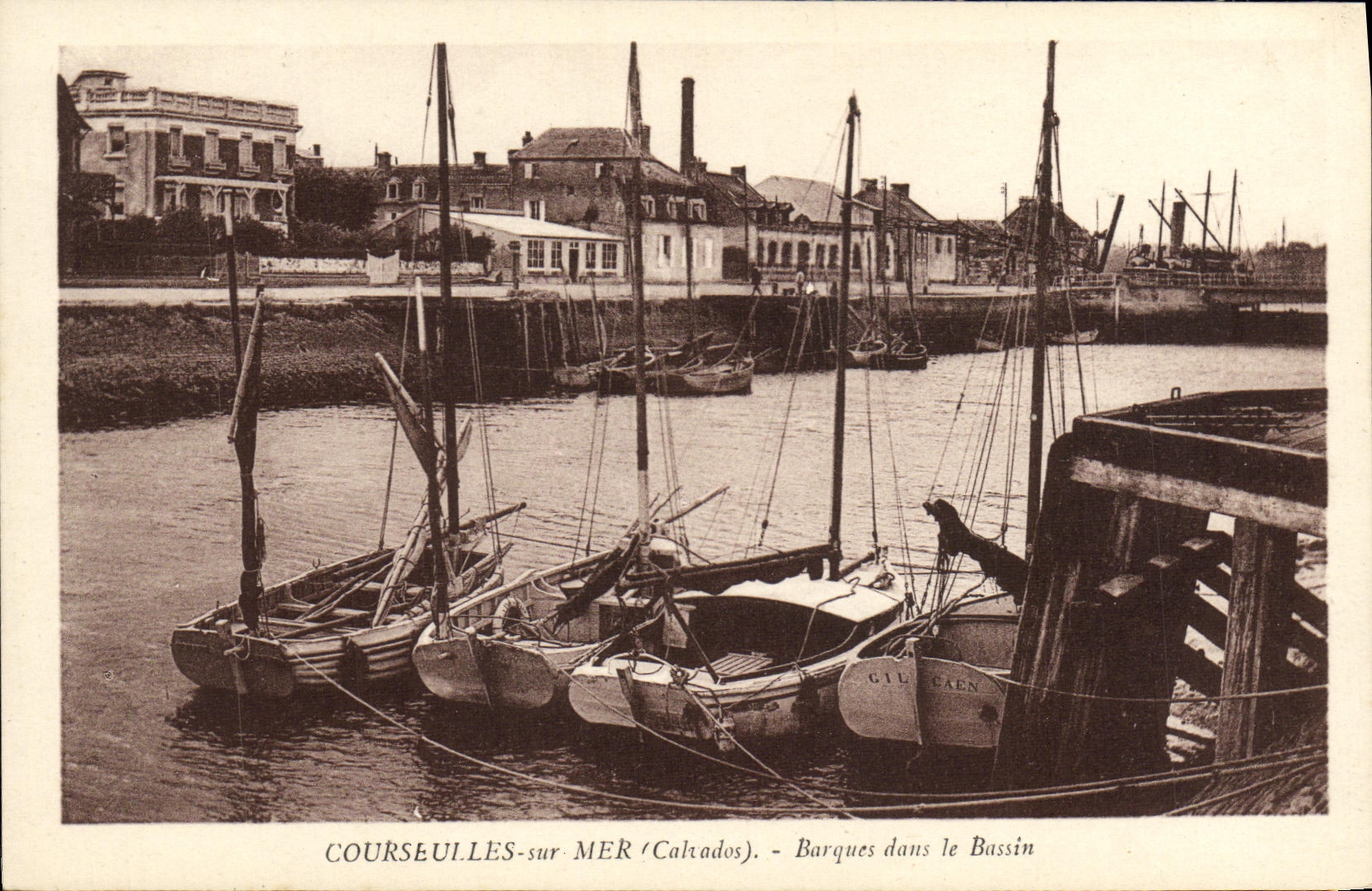 COURSEULLES-sur-MER (Calvados) — Barques dans le Bassin — Phot. Courcelles