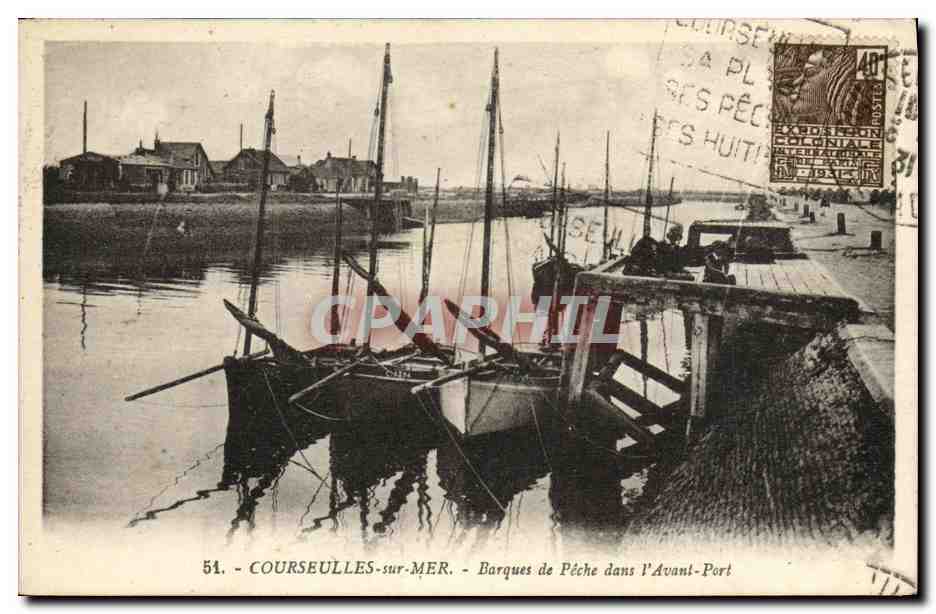 CPA Courseulles Sur Mer Barques de Peche dans L Avant Port Bateaux
