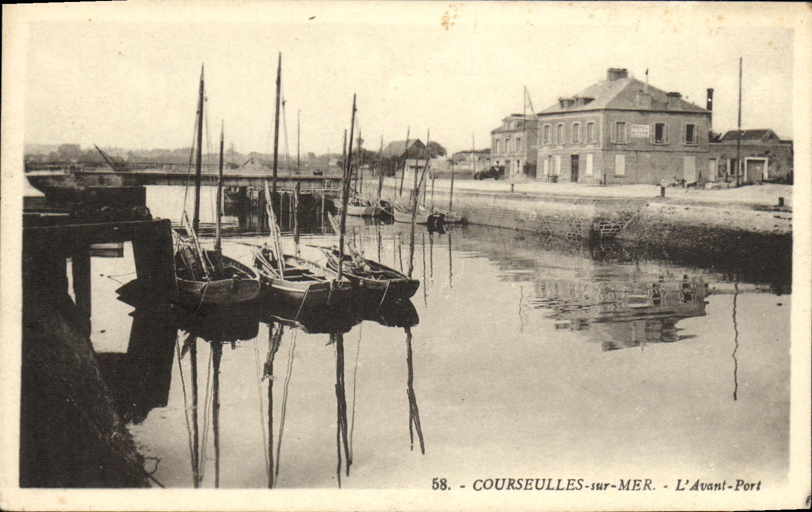 CPA Courseulles Sur Mer L Avant Port Bateaux