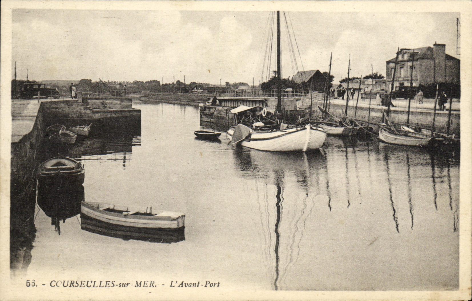 CPA Courseulles Sur Mer L Avant Port Bateaux
