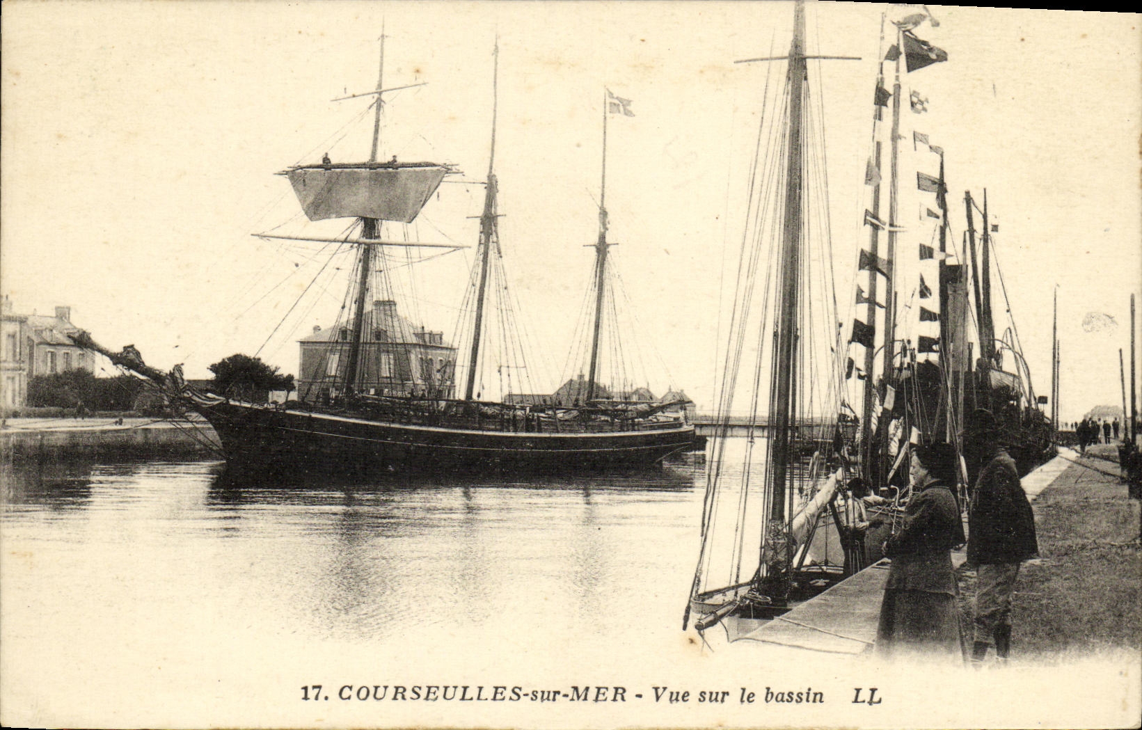 CPA Courseulles Sur Mer Vue Sur le Bassin Bateau Voilier 