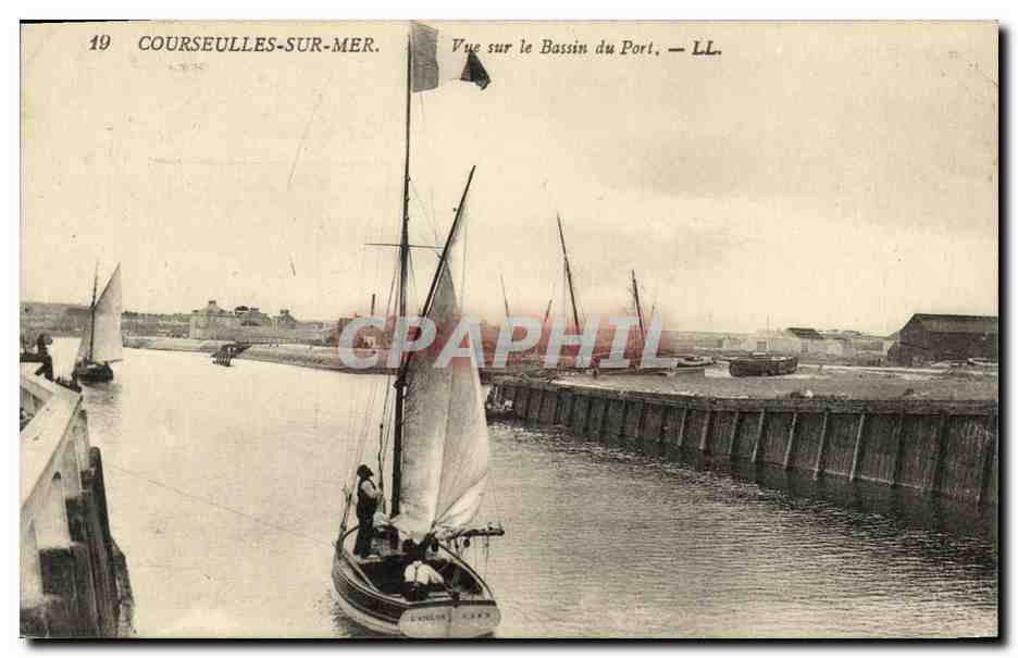 CPA Courseulles Vue Sur le Bassin du Port Bateaux 