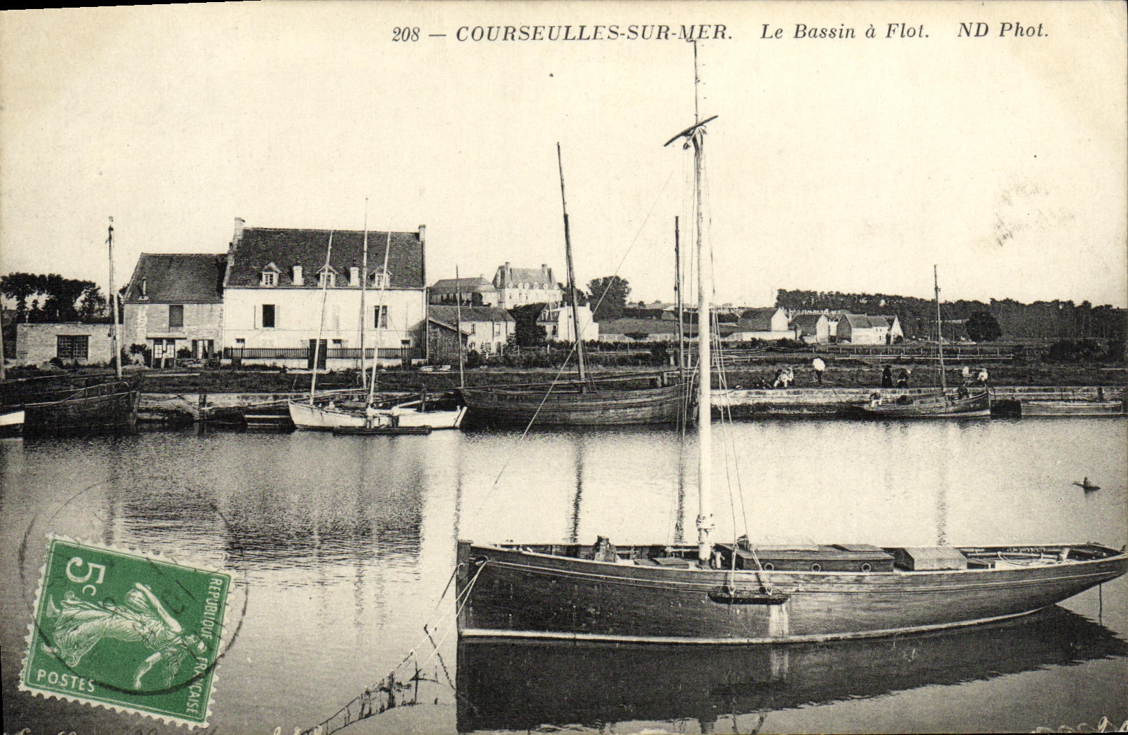 CPA Courseulles Sur Mer L Entree du Bassin a Flot Baetaux