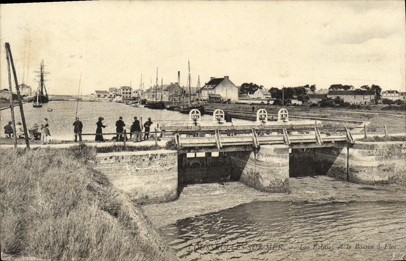 CPA Courseulles Sur Mer Les ecluses et Le Bassin a Flot