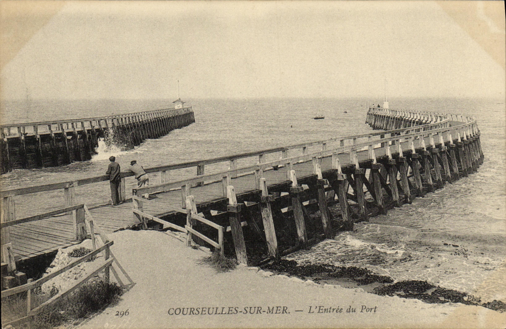 COURSEULLES-SUR-MER — L'Entrée du Port — Phot. 296