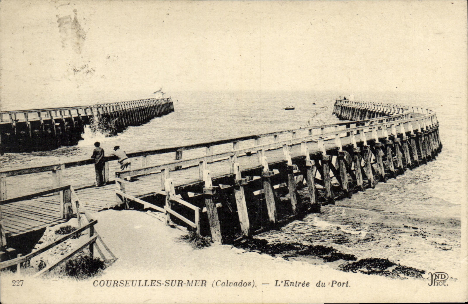 Courseulles-sur-Mer (Calvados) — L'Entrée du Port — JND Phot.