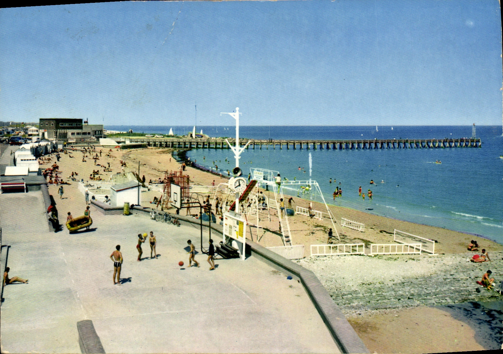 COURSEULLES-sur-MER — The Beach and the Games — ART & ID Frères, NANTES-CARQUEFOU