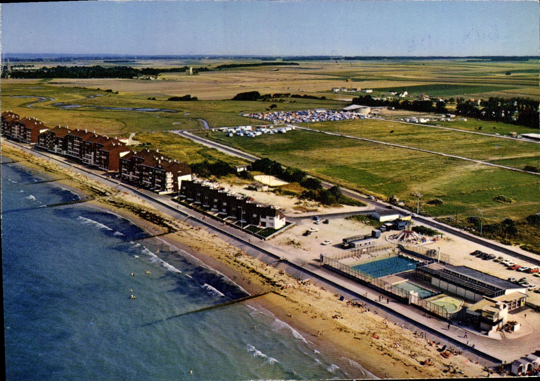 COURSEULLES-sur-MER — Vue d'ensemble : La Plage et la Piscine — Artaud Frères Éditeurs, n°153