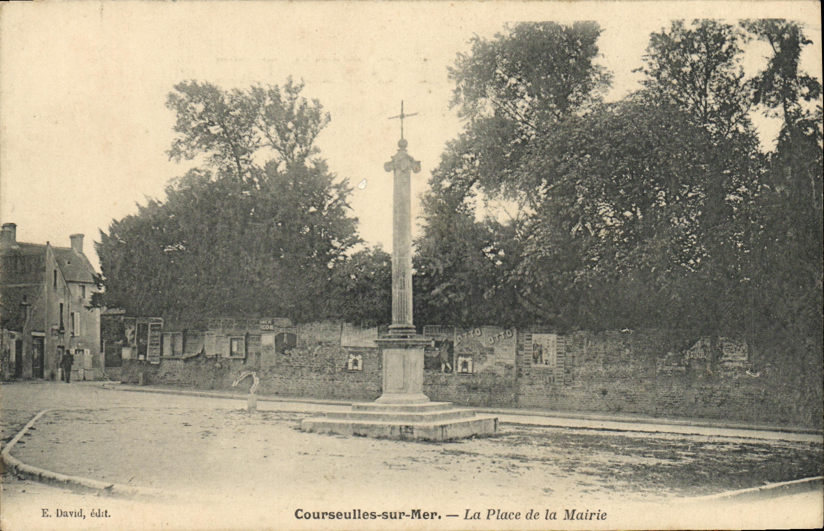 Courseulles-sur-Mer — La Place de la Mairie