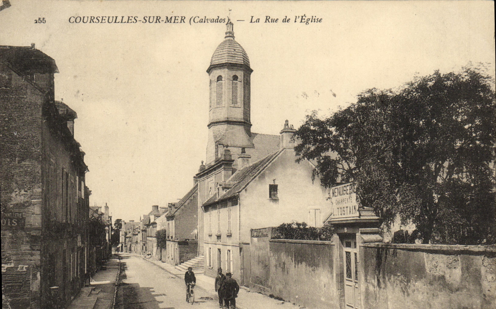 COURSEULLES-SUR-MER (Calvados) — La Rue de l'Église — Éditeur L. TOSTAIN, n° 255