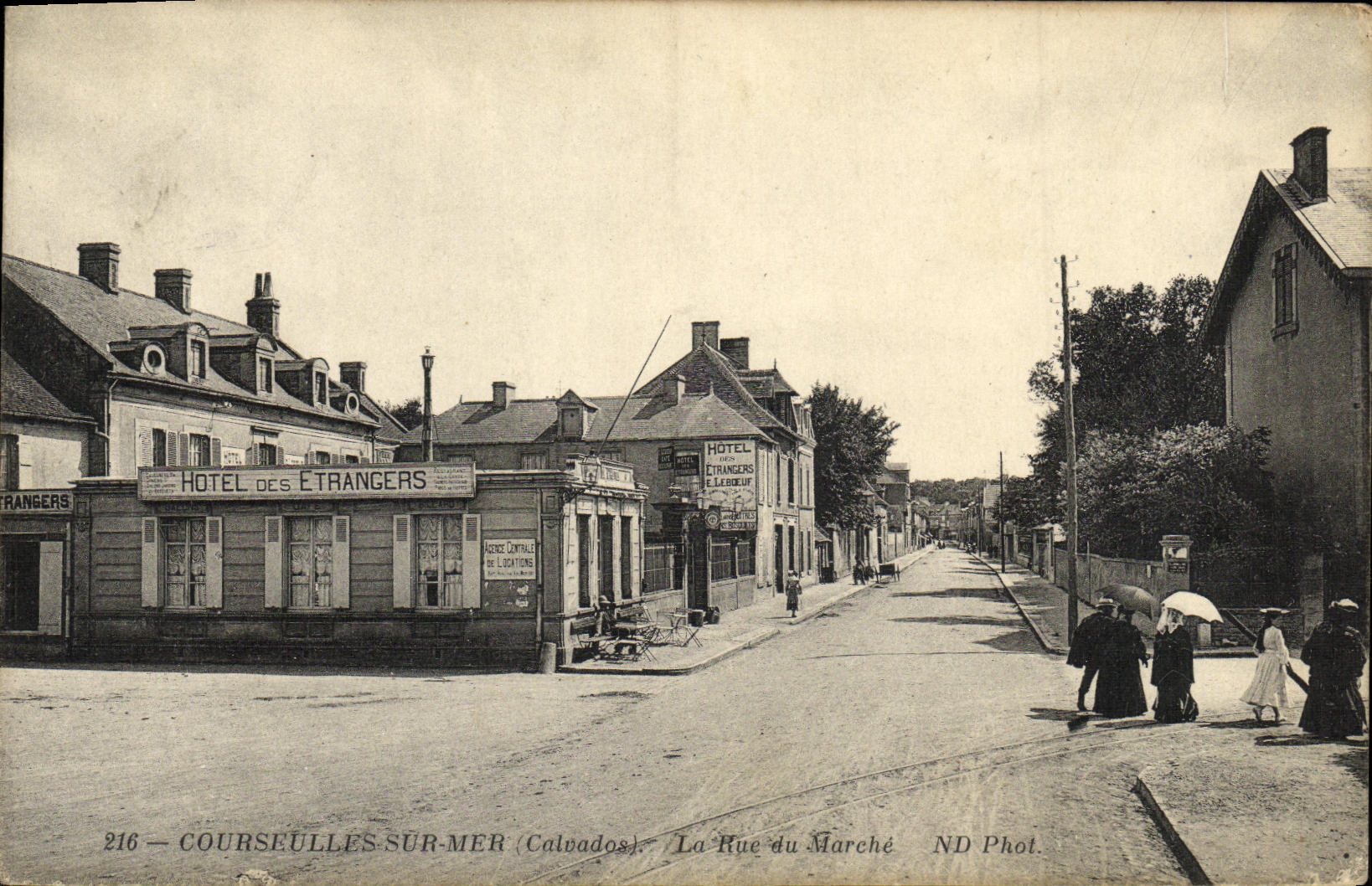 CPA Courseulles Sur Mer La Rue du marche Hotel des Etrangers