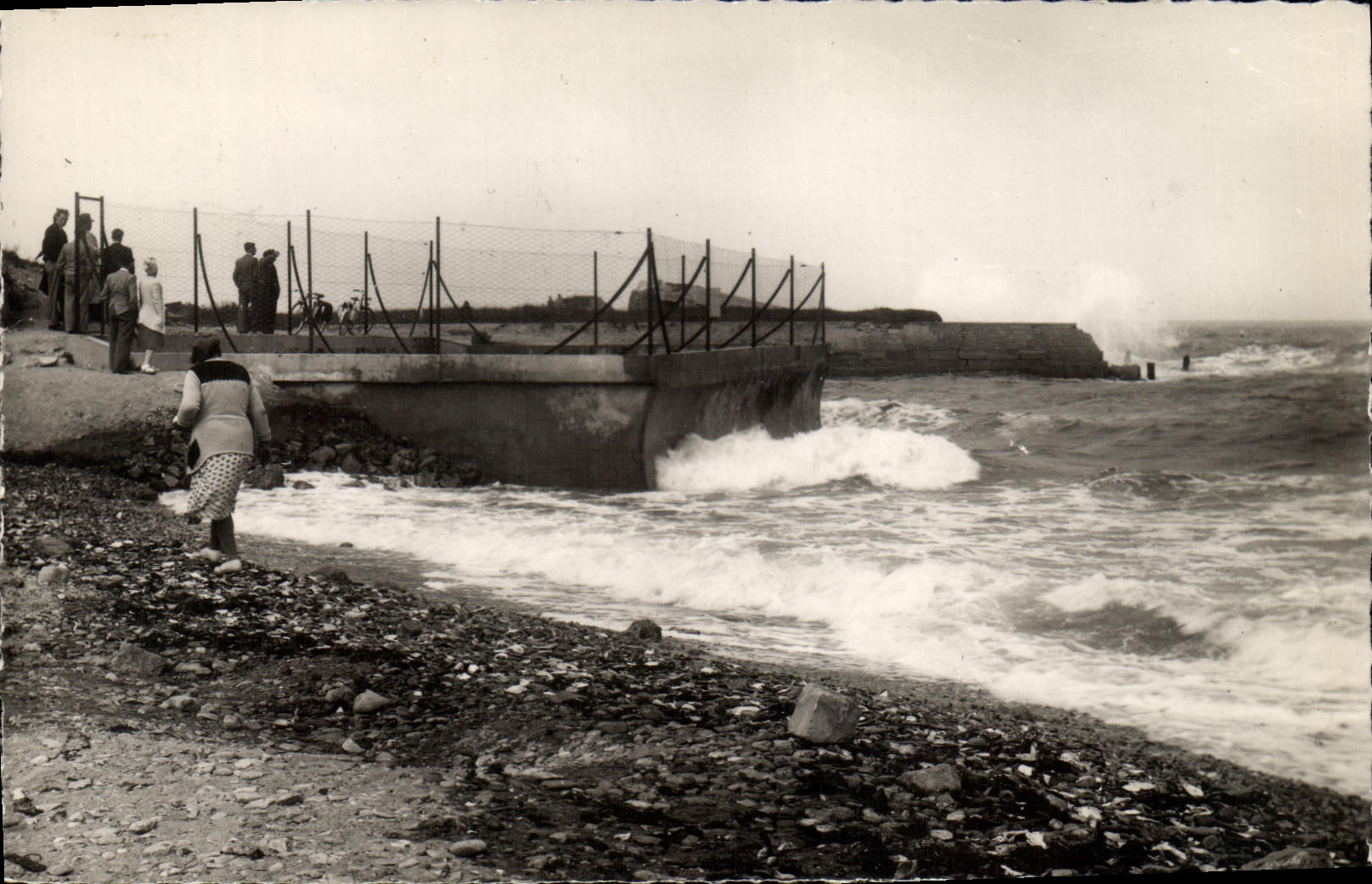 COURSEULLES-sur-MER (Calvados) — Effet de vagues à marée haute — Édition J.F. MELIERC