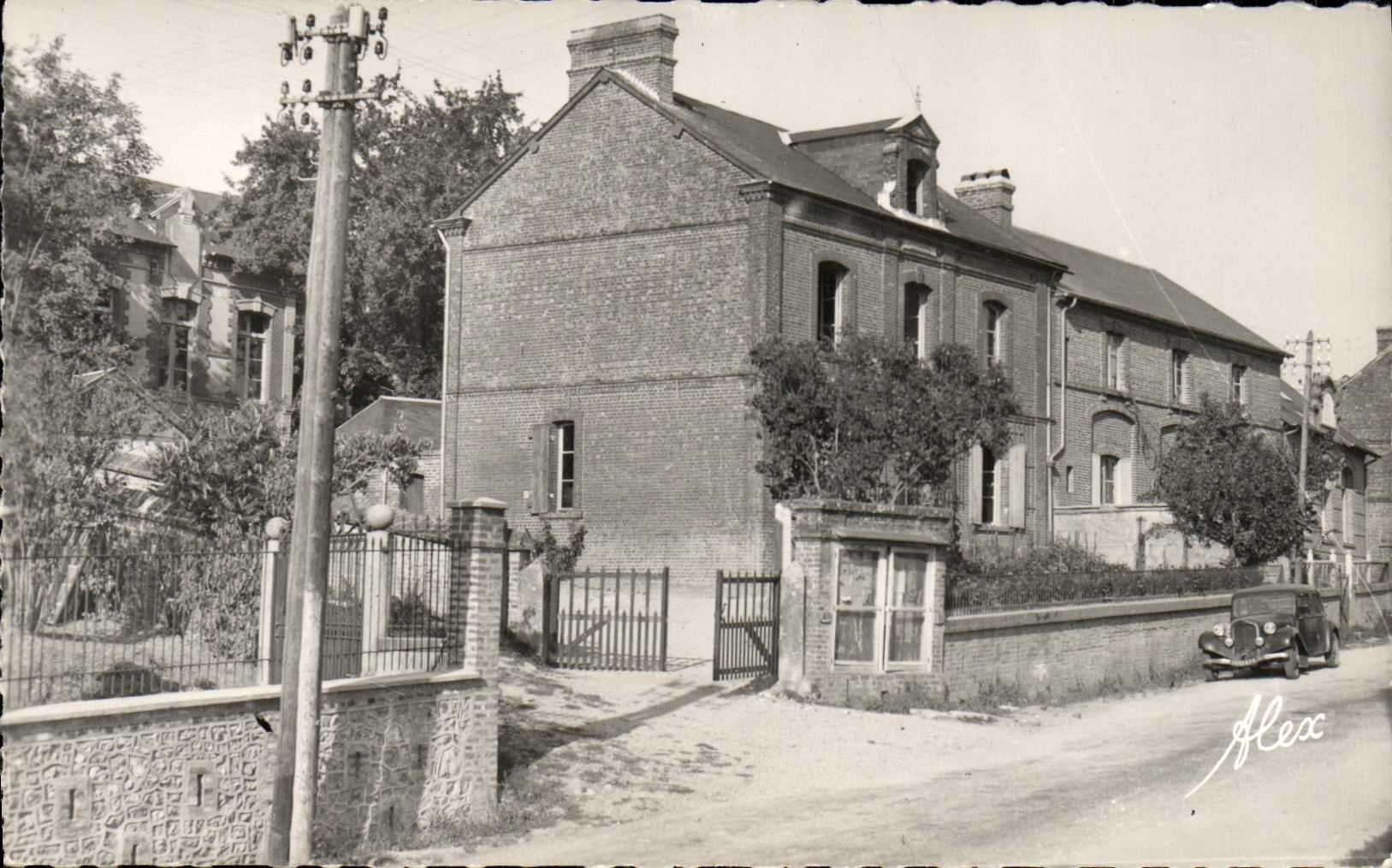 CPM Courtonne La Meurdrac La mairie et les ecoles